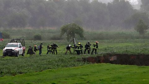 Así fue el heroico rescate de los perros que cayeron en gigantesco socavón en Puebla