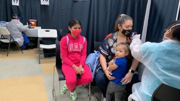 Gabriela Muñoz, madre ecuatoriana de 31 años, poniendose la segunda dosis de la vacuna