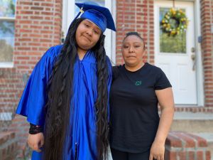 Ceremonias de graduación a medias en escuelas de Nueva York no caen bien pese a progreso contra el COVID