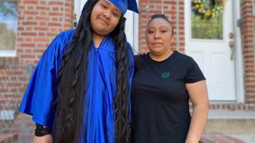 Itzel Lucero y su madre, Yolanda Astudillo se quedaron con las ganas de un grado en ceremonia presencial