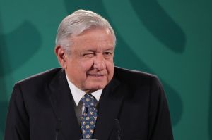 VIDEO: exhiben a otro hermano de AMLO recibiendo fajos de billetes ilegalmente