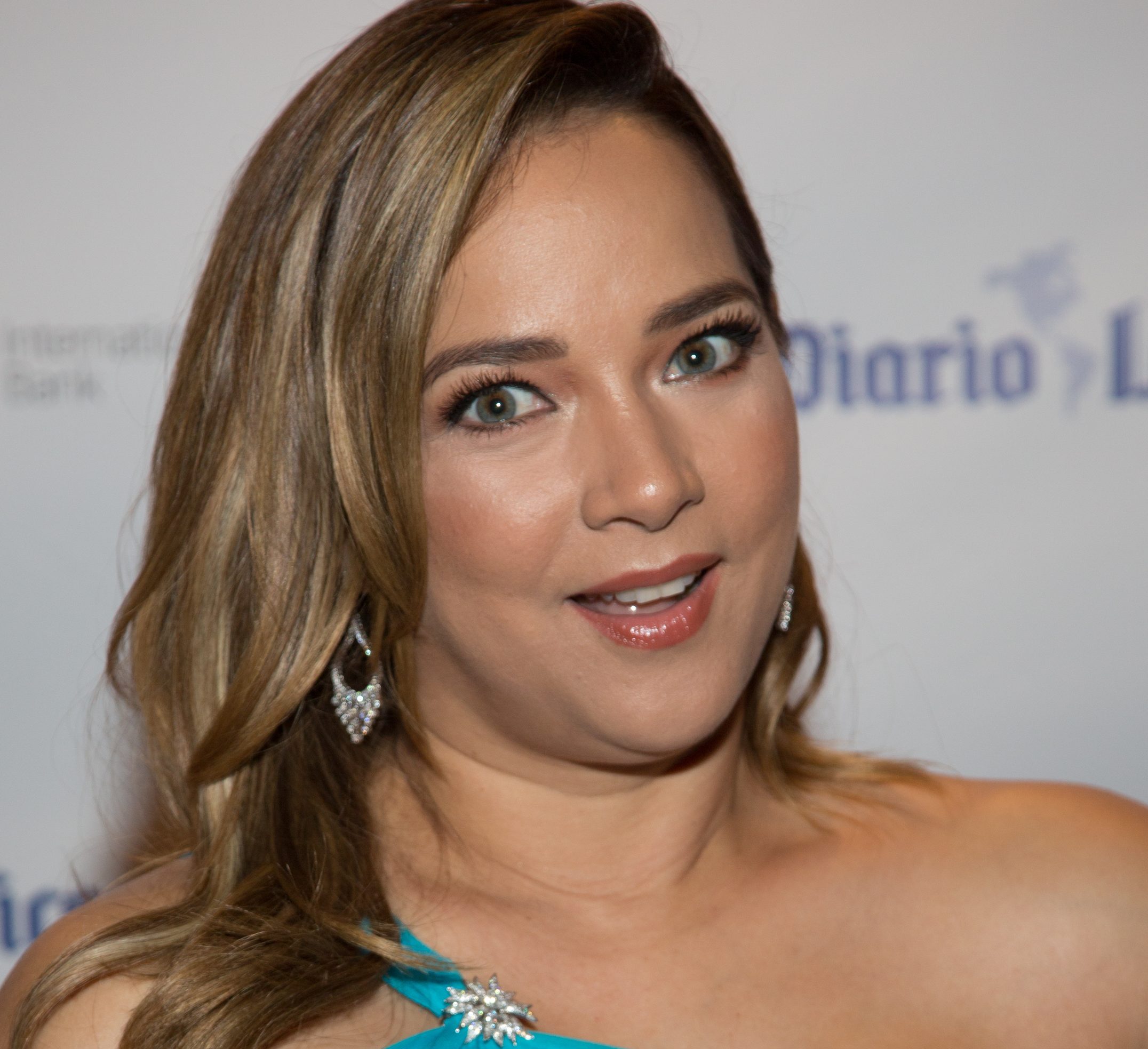 Adamari López revela el tratamiento que se está haciendo para reducir su papada