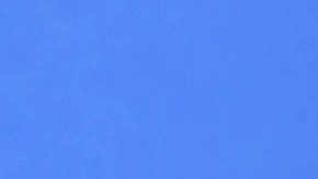 Llaman a Adamari López simplona por usar un vestido blanco arrugado.