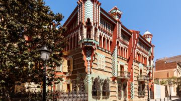 Gaudí es conocido en todo el mundo por diseñar grandes obras arquitectónicas de renombre, y Casa Vicens es uno de sus más grandes logros.