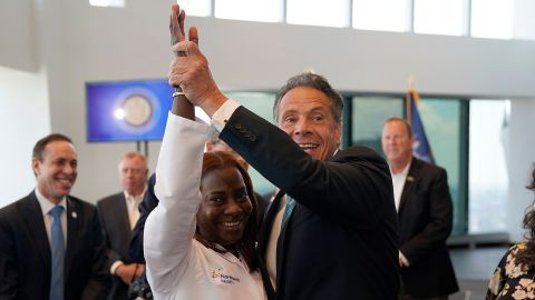 El gobernador Andrew Cuomo celebra el fin de las restricciones del COVID-19 junto a Sandra Lindsey, la primera vacunada en Nueva York.