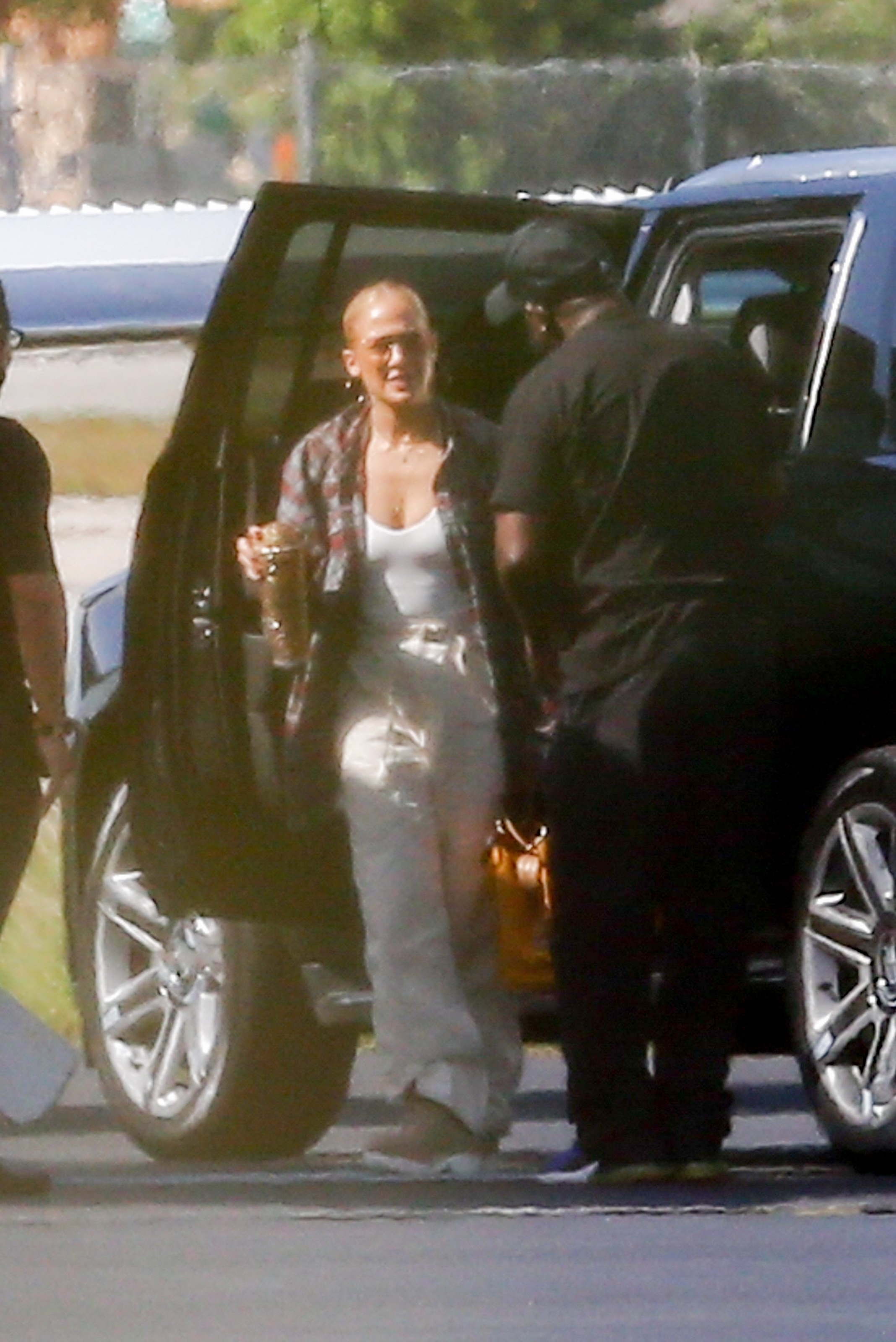 Jennifer López aterrizó en Los Ángeles vistiendo la camiseta de Ben Affleck.