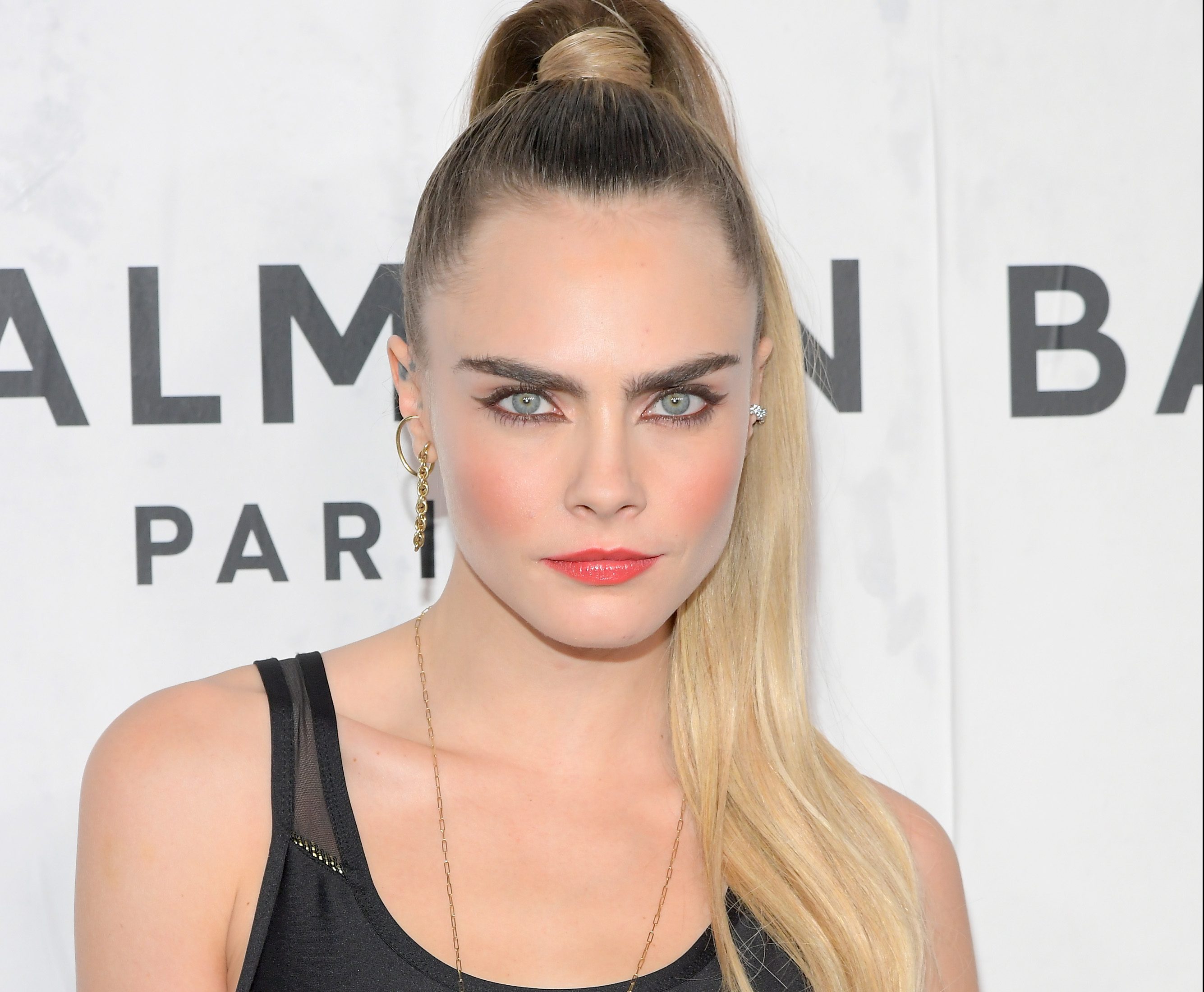 Un columpio sexual hizo que la top model Cara Delevingne se mudara de casa 