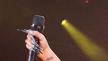 Cardi B aparece casi desnuda, tapando sus senos y presumiendo su avanzado embarazo