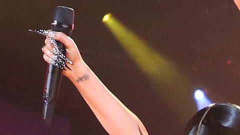 Cardi B aparece casi desnuda, tapando sus senos y presumiendo su avanzado embarazo