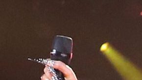 Cardi B aparece casi desnuda, tapando sus senos y presumiendo su avanzado embarazo