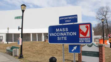 Varios centros de vacunación masiva se abrieron en los primeros meses del año para inmunizar a la mayor cantidad de neoyorquinos a la vez.