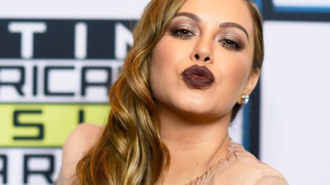 Chiquis Rivera graba video juguetona y con chupeta en mano.