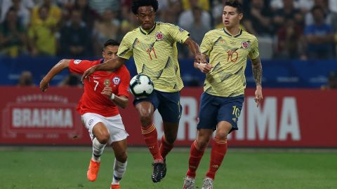 Cuadrado y James frente a Chile en la Copa América 2019.