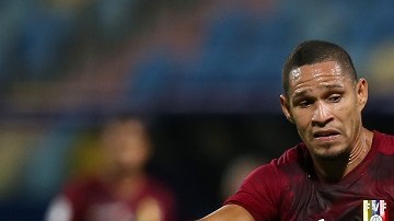 Zapata marcado de cerca por Yohan Cumana, carrilero de Venezuela.