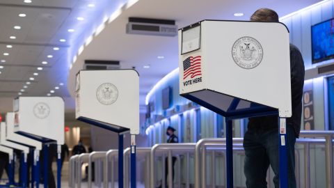  Nueva York tiene fama de ser una de las regiones más demócratas del país, pero un reciente estudio sobre las leyes que facilitan o no la participación electoral de las personas lo ubicó por debajo de estados como West Virginia, Luisiana y Nebraska.