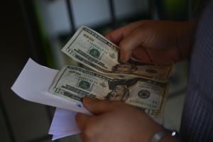 Migrantes preocupados por recesión económica pero aún así piensan seguir enviando dinero a familiares, revela encuesta MoneyGram