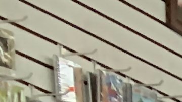 Víctor Cuevas, propietario de la tienda "El Barrio Music Center".