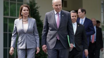 La presidenta del Cámara de Representantes, Nancy Pelosi, y el líder de la mayoría en el Senado, Chuck Schumer, 2021.