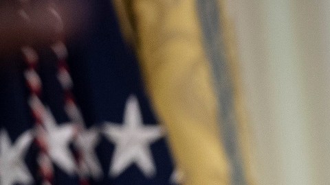 El exfiscal general William Barr y el expresidente Donald Trump.