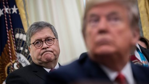 El exfiscal general William Barr y el expresidente Donald Trump.