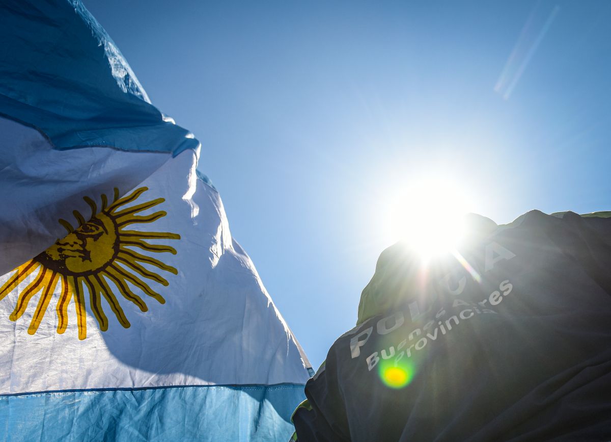 Liberan a policía en Argentina que mató de un disparo a su hija de 6 años durante una discusión con su pareja