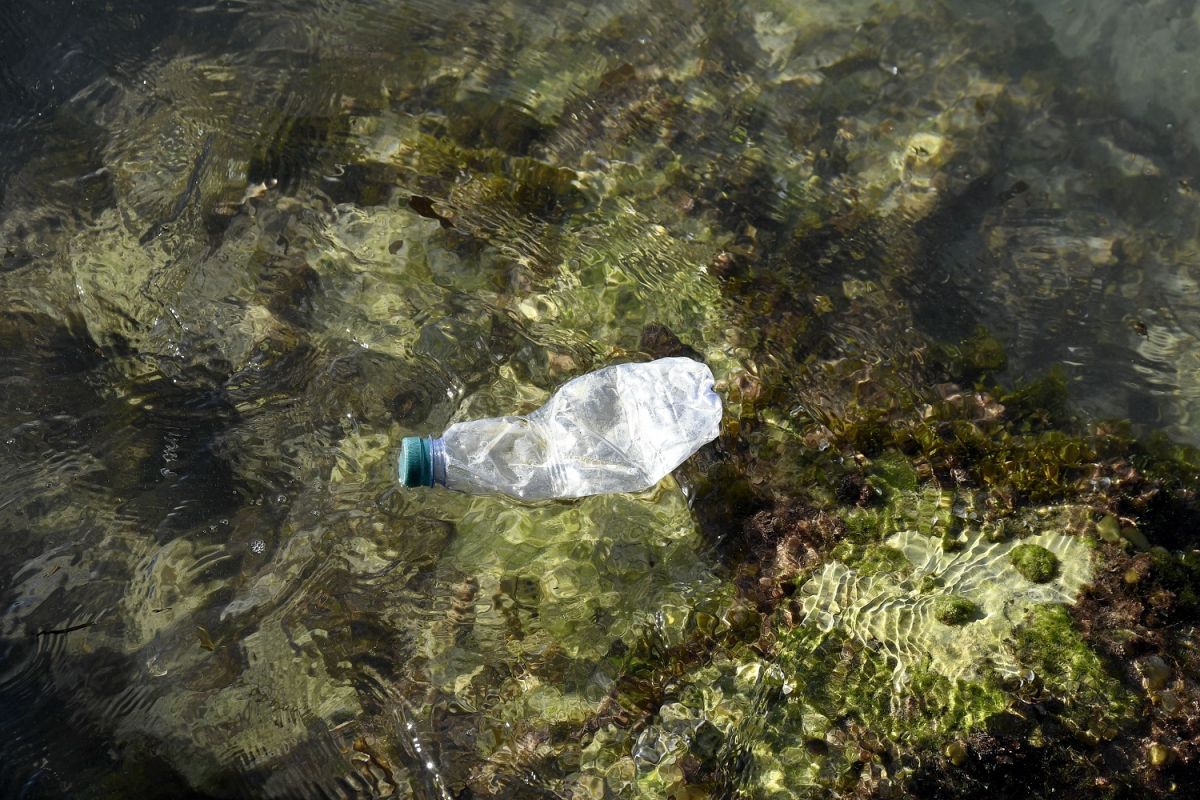 Una botella de plástico flota en el Mar Mediterráneo.