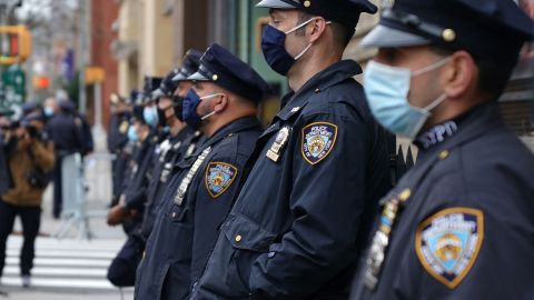 La nueva orden de vacunación afecta a más de 160,000 empleados municipales como los policías y bomberos.