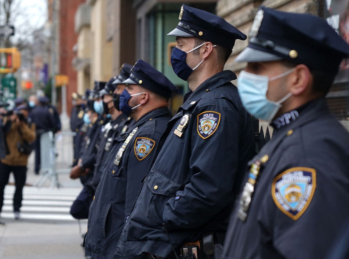 La nueva orden de vacunación afecta a más de 160,000 empleados municipales como los policías y bomberos.