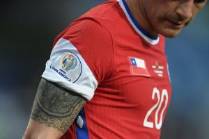 Polémica entre Chile y Nike: la selección tapó el logo de la marca con un parche