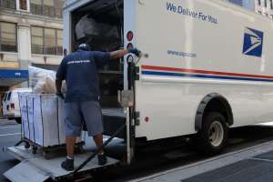 Video muestra brutal ataque de hombres en "motocross" a cartero de USPS en calle de Brooklyn