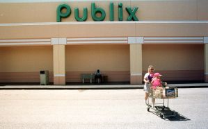 Tres muertos, entre ellos un niño, en tiroteo en un supermercado Publix de Florida