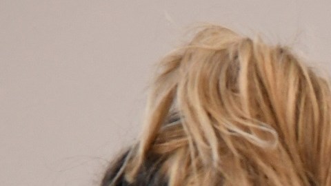 Las personas completamente vacunadas deberían seguir utilizando mascarilla en espacios con multitudes.