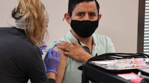 Las personas completamente vacunadas deberían seguir utilizando mascarilla en espacios con multitudes.