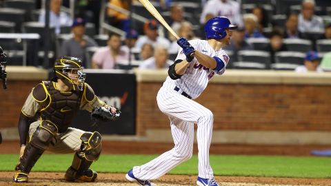 Jacob deGrom batea un hit de dos carreras en el quinto inning contra San Diego.