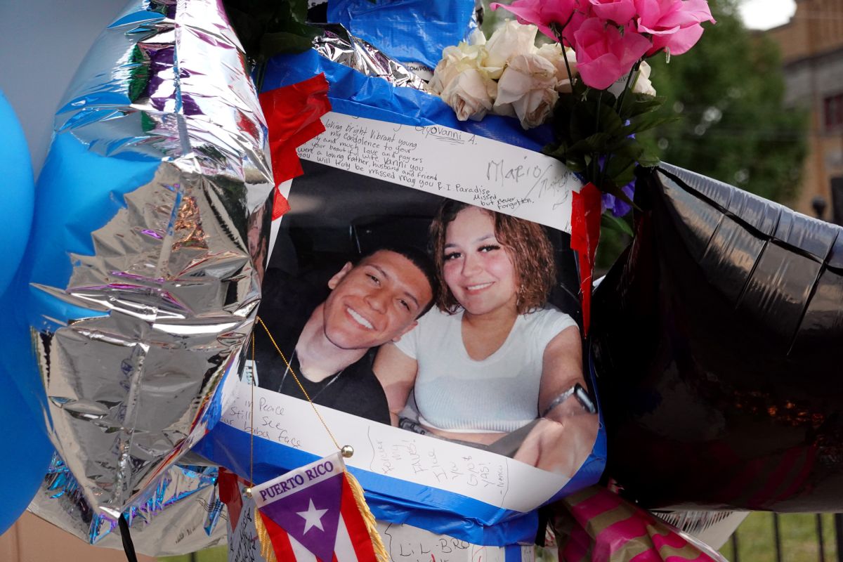 Un altar fue levantado en la zona de Humboldt Park, en Chicago, donde  Gyovanni Arzuaga y su novia Yasmín Pérez,  fueron baleados fatalmente el sábado pasado.