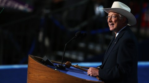 Quién es Ken Salazar: el “vaquero” que nominó Biden como embajador en México