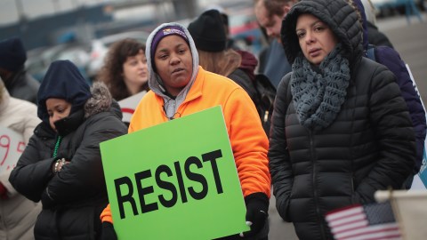 Activistas exigen derechos de inmigrantes.