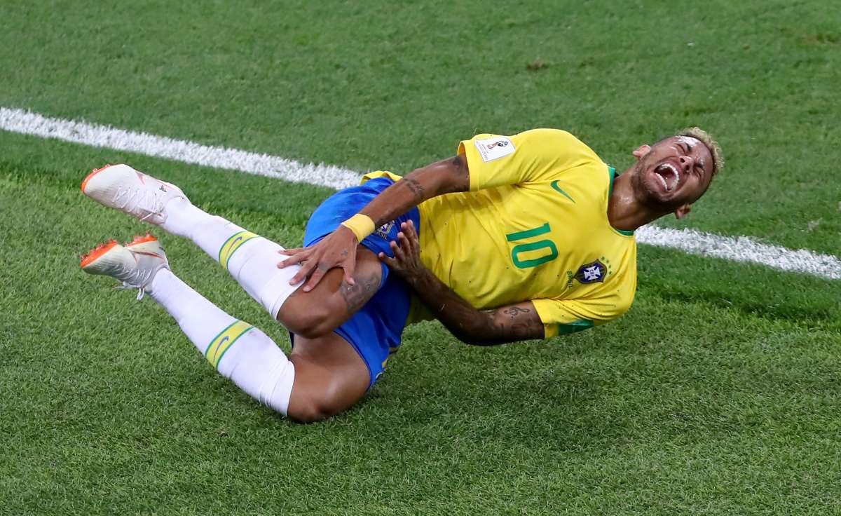 Locura en Brasil: Neymar casi sufre una lesión por culpa de sus fanáticos  [VIDEO] - El Diario NY