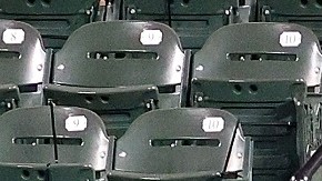 Gilberto Celestino es un jardinero que cubre mucho terreno.