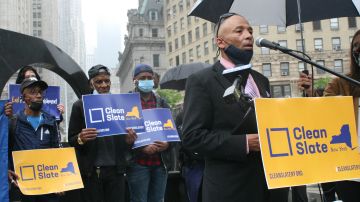 El activista puertorriqueño Victor Herrera se unió a una protesta a favor del 'Clean Slate' en el Bajo Manhattan.