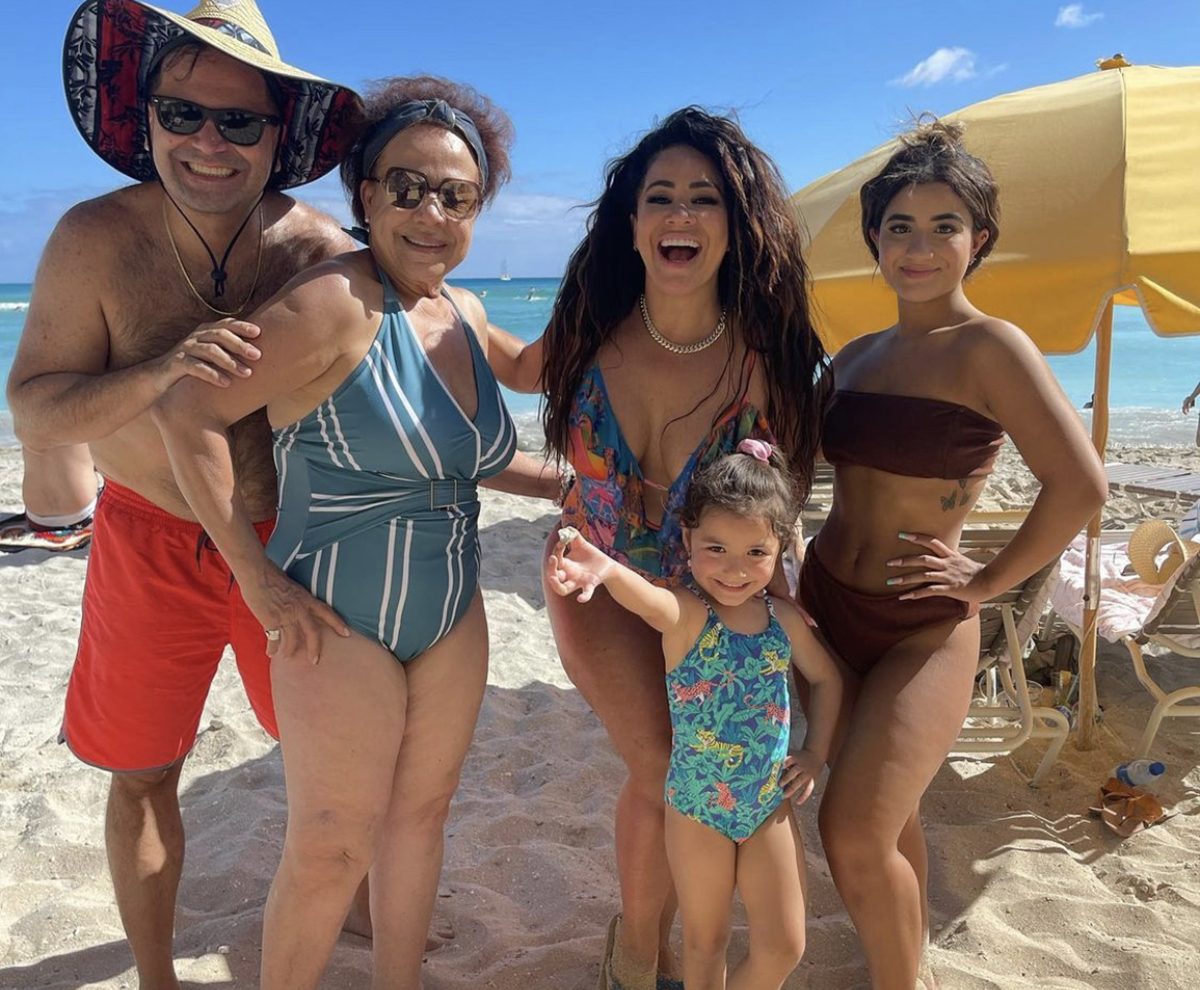 Carolina Sandoval con su familia de vacaciones en Hawaii.