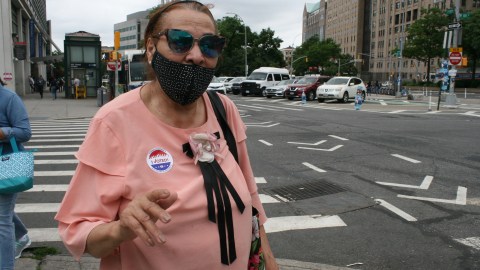 La quisqueyana Idalia Medrano de 80 años salió a votar. Relata que el sistema parece complicado, pero hay mucha ayuda en los centros.