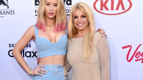 Iggy Azalea se defiende de los señalamientos de los fans de Britney Spears y dice que sí la apoya.