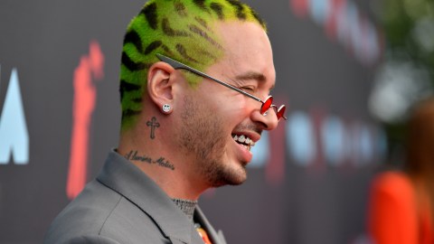 Fanáticos de J Balvin catalogan su nuevo "Look" de espantoso.