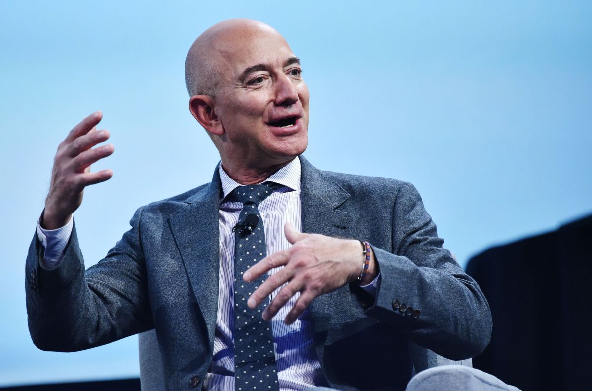 They compare Jeff Bezos with the rapper Pitbull after uploading some photos of his New Year’s celebration