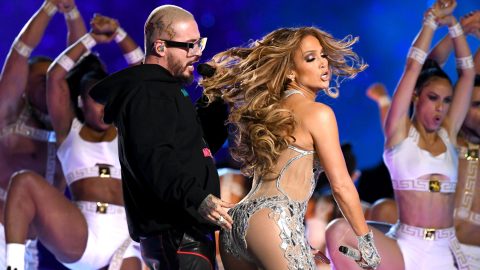 J Balvin publica foto donde claramente le está tocando el trasero a Jennifer Lopez.
