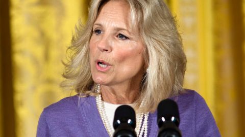 La primera dama de los Estados Unidos, Jill Biden, defiende sus medias de malla.