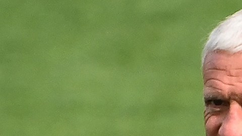 Sonrisas y buen ambiente ha vivido Benzema en la concentración.