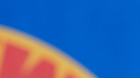 Retransmiten el momento en que Karol G le lanza un vaso de agua a una actriz durante un programa de televisión.