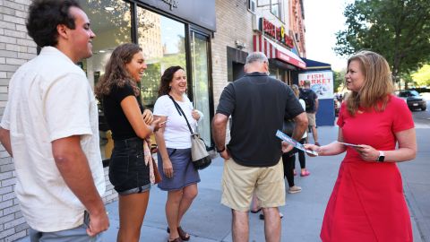 Kathryn Garcia realiza campaña en calles de Upper West Sida. La excomisionada de Sanidad se ubica de segunda en las encuestas.